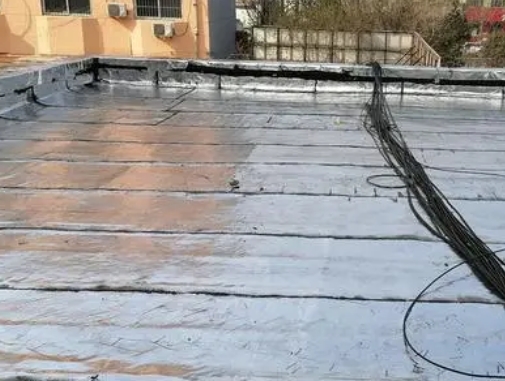 松溪卫生间漏水维修公司分享下松溪屋面楼顶防水刚性防水层施工要点。